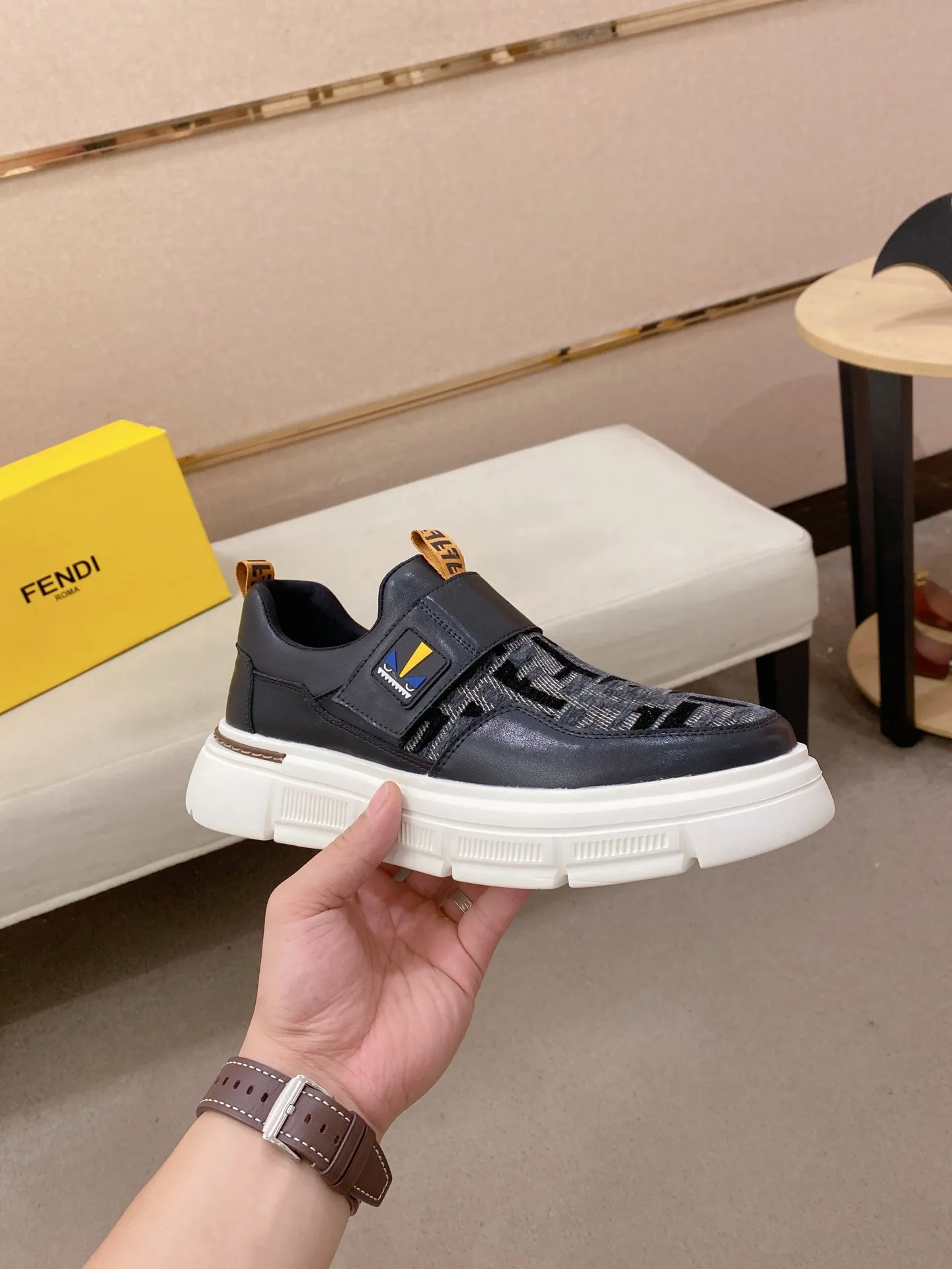 Men's shoes 💰 400💰 (fendi) New style 👊🏻 upper 🇮🇹 imported cowhide fabric 🇩🇪 lining imported sheepskin lining. The original outsole is molded to highlight the identity of every man, and the upper foot is elegant and stable🚶🏻🚶🏻The high-end custom counters reproduce the original version📯No matter the wind or rain, the shoe last remains unchanged and can withstand the verification of time🔍️,🔵 Size: 38-44